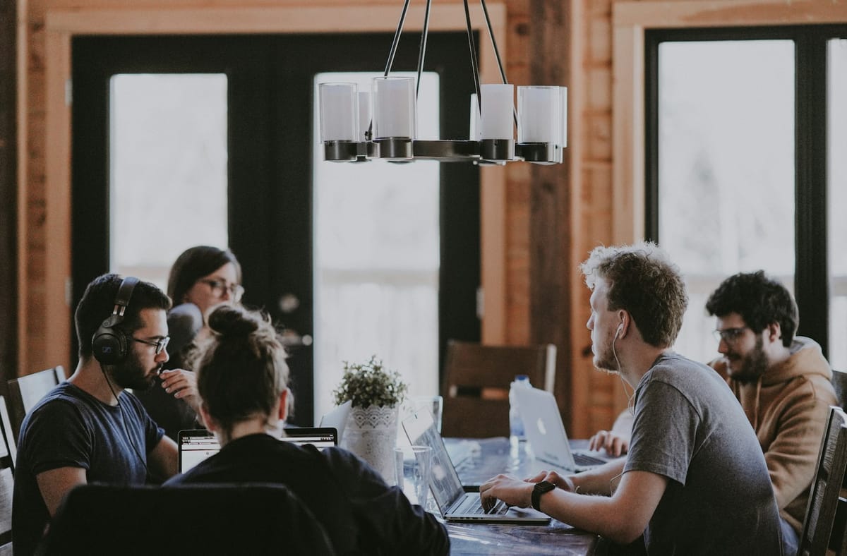 Delegação: o que é, como delegar tarefas e por que líderes travam