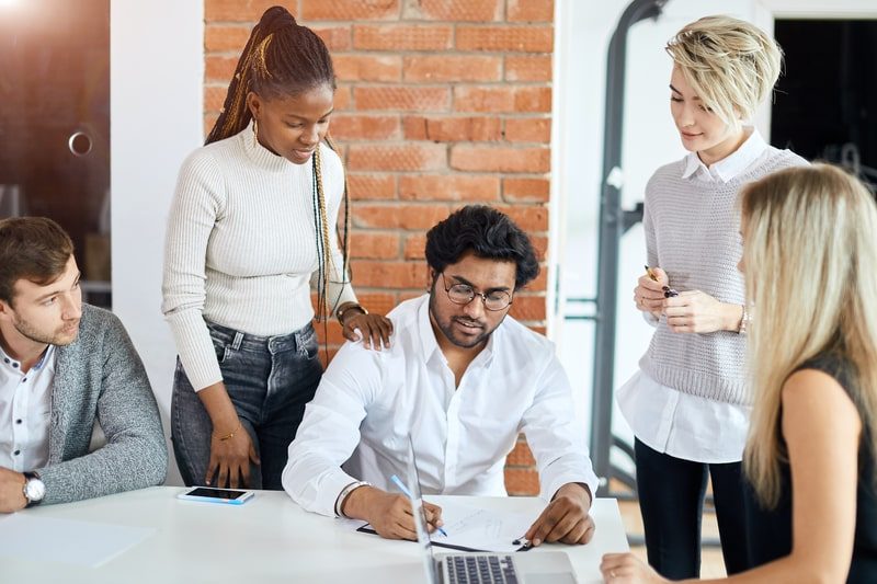 Gestão e liderança: a diferença e como exercer as duas