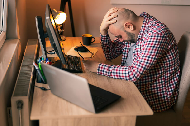 ansiedade-trabalho-homem-cansado