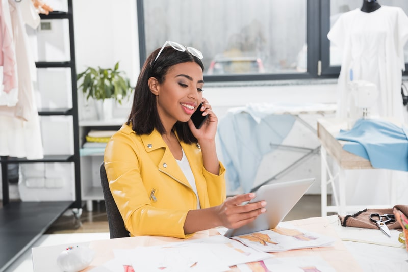 competencias-socioemocionais-mulher-no-telefone