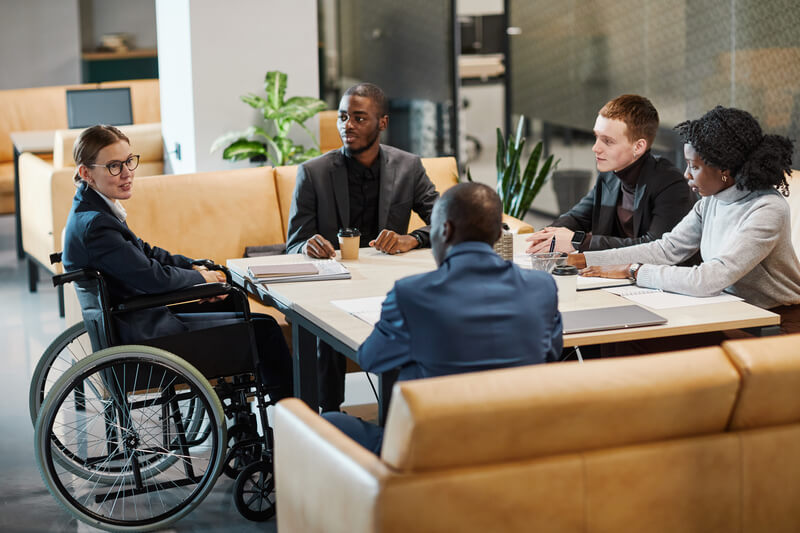 diversidade-inclusão-empresas-cadeira-rodas