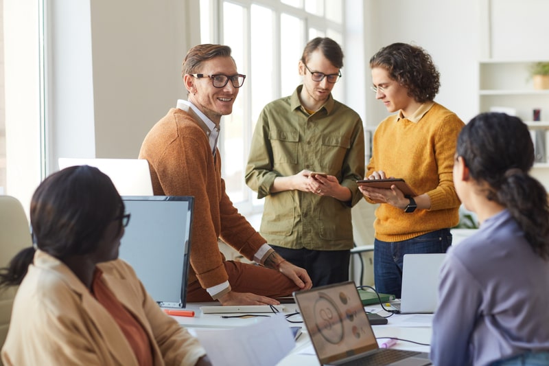 feedforward-colegas-de-trabalho-em-reuniao