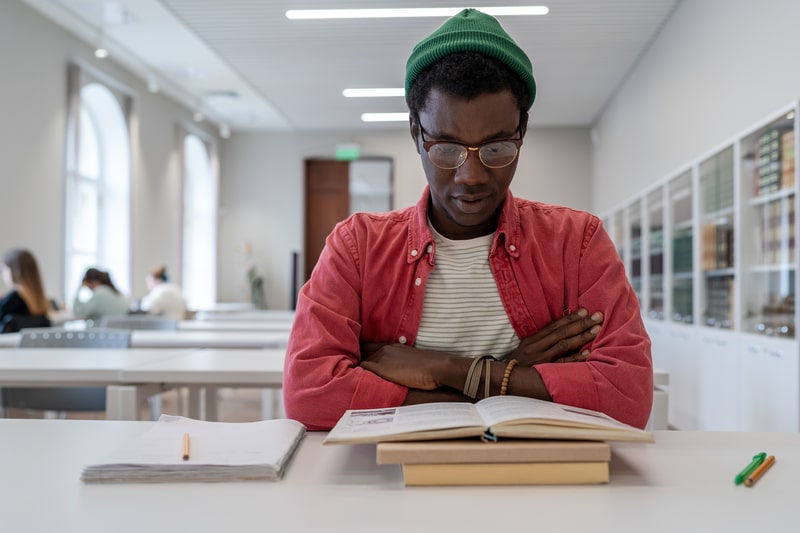 teste-de-atencao-concentrada-homem-estudando