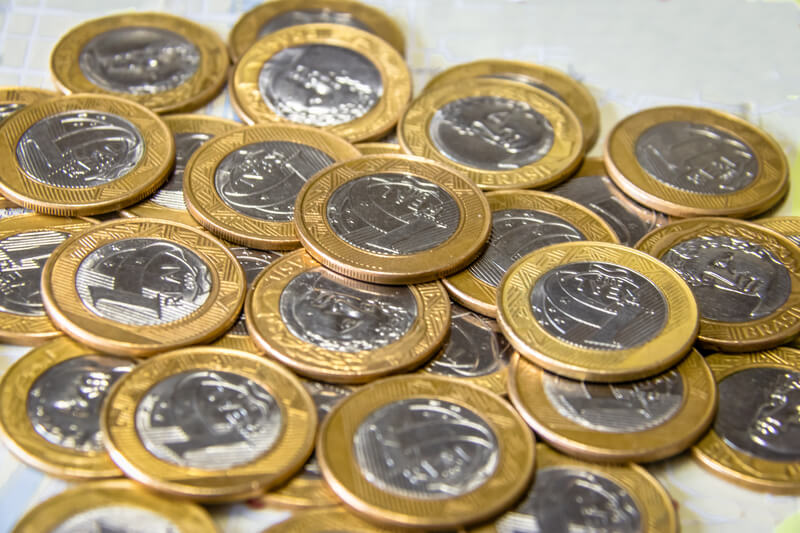 quanto custo funcionario empresa moedas