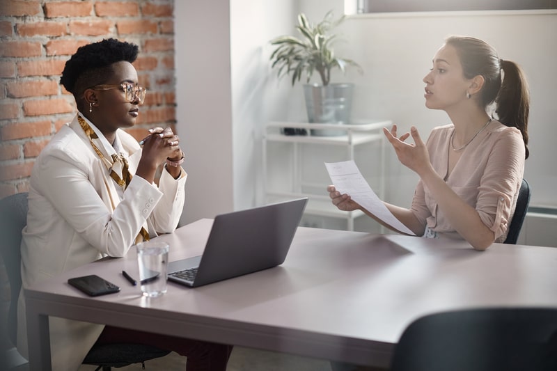 faltas injustificadas conversa entre os colaboradores