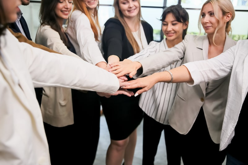 competencias profissionais equipe reunida