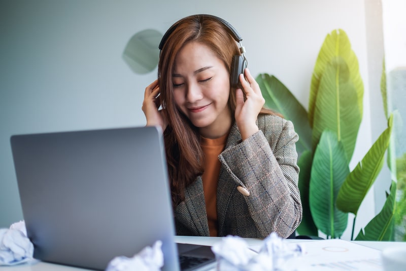 insubordinacao no trabalho mulher ouvindo musica